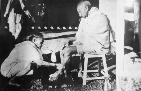 Kasturba Gandhi washing Gandhiji’s feet , Bardoli, 1939.jpg